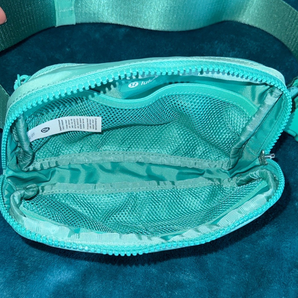 Lululemon Everywhere Belt Bag 1L in Paradise Green - Picture 4 of 7